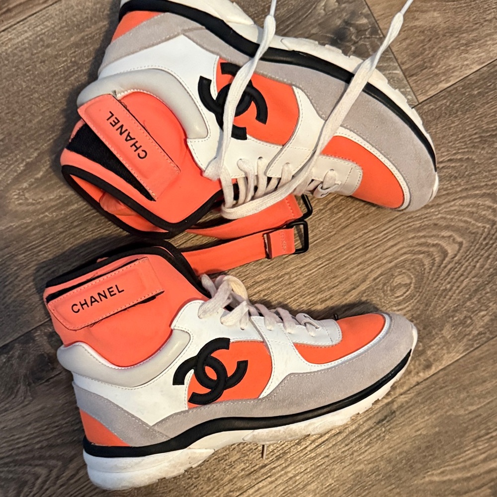 CHANEL Kids Sneakers in Orange and White